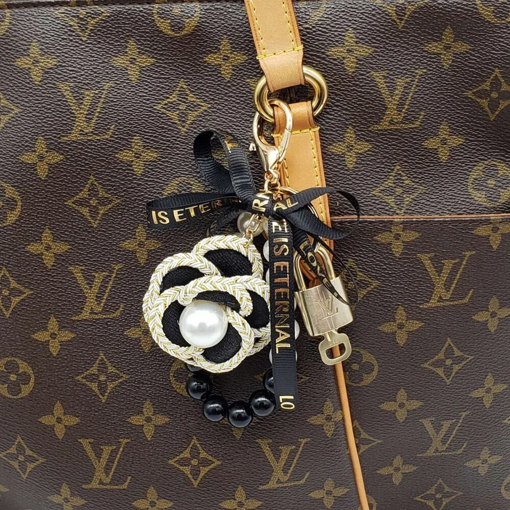 LV Gold Padlock Authentic 🔑 Luxury Bag Charm w/ Unbranded Flower Keychain - Picture 2 of 10
